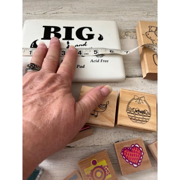 Stamps and ink pads large lot - Picture 15 of 16